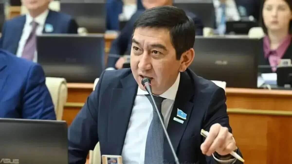 Qazaq qoǵamy rýhanı daǵdarysqa ushyrap barady - Rınat Zaıytov