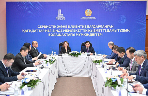 Memlekettik qyzmetti damytýdyń perspektıvalary talqylandy