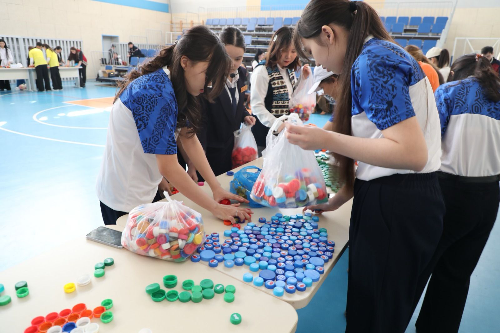 Almatyda plastık qaqpaqtardy jınaýdan eko-aksııa bastaldy