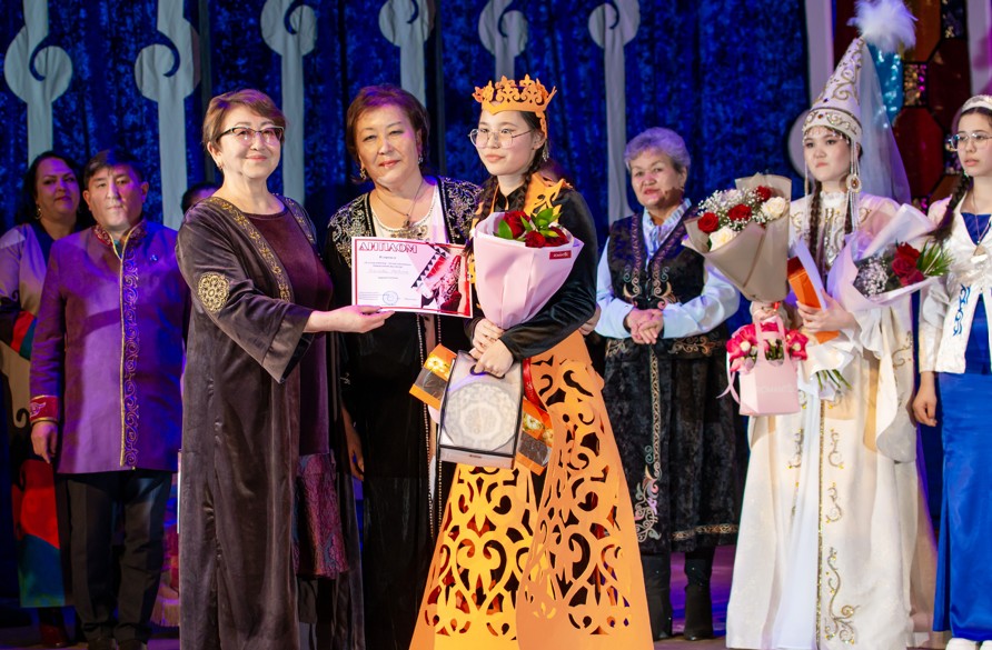 Úkili kámshat, búrmeli kóılek...