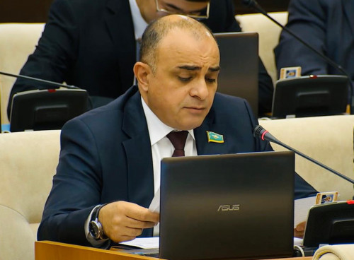 Depýtat azyq-túlikti sertıfıkattaý sharalaryn baqylaý kerektigin aıtty