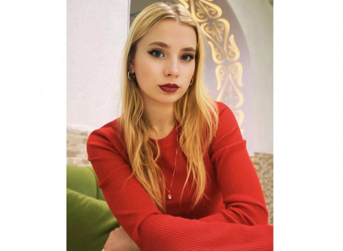 О́zimdi qazaqtyń qyzy sanaımyn - Albına Devıvye