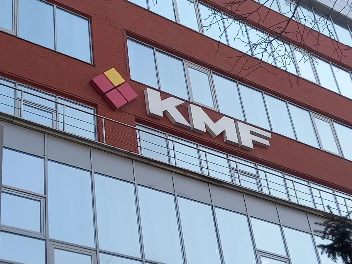 «KMF» kompanııasy ekinshi deńgeıdegi bankke aınalady