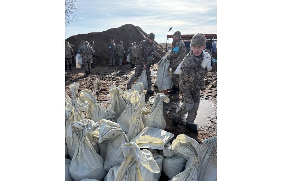 Tasqynǵa qarsy sharalarǵa 2 myń áskerı qyzmetshi tartylǵan
