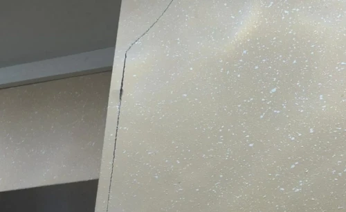 Jer silkinisinen úsh ǵımarattyń qabyrǵasynda jaryqshaq paıda bolǵan