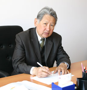 Ádebıettaný alyby