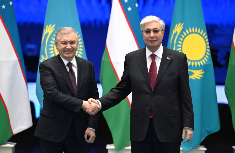 Q.Toqaev pen Sh.Mırzııoev Almatyda beıresmı kezdesý ótkizdi