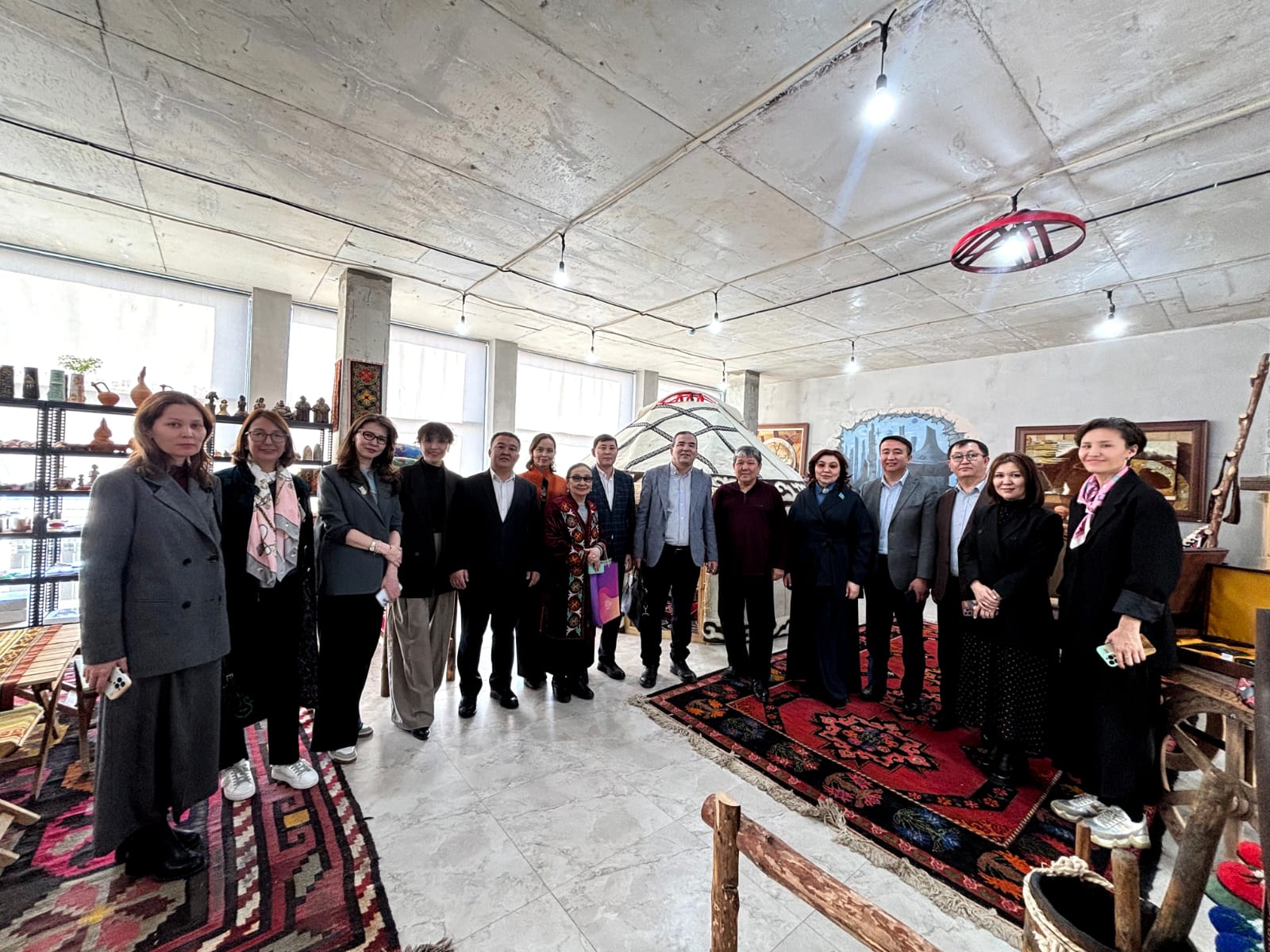 Bas redaktorlar klýby músheleri «ÓzgeEpic» kreatıv habynyń jumysymen tanysty