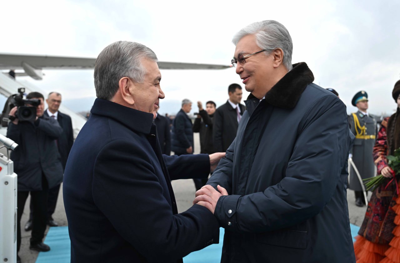 О́zbekstan Prezıdenti Shavkat Mırzııoev Qazaqstanǵa  keldi