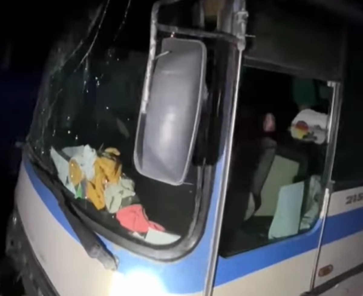 Qyzylordada júk poıyzy men avtobýs soqtyǵysty