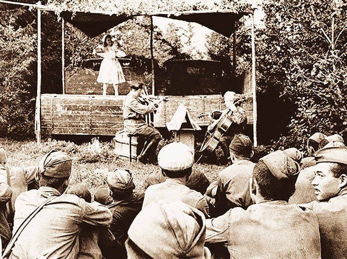 Qazaq ónerpazdary maıdan dalasynda 36 myńnan asa konsert qoıǵan