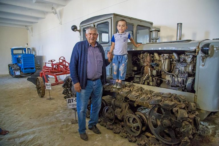 Aýylyna qamqor azamat