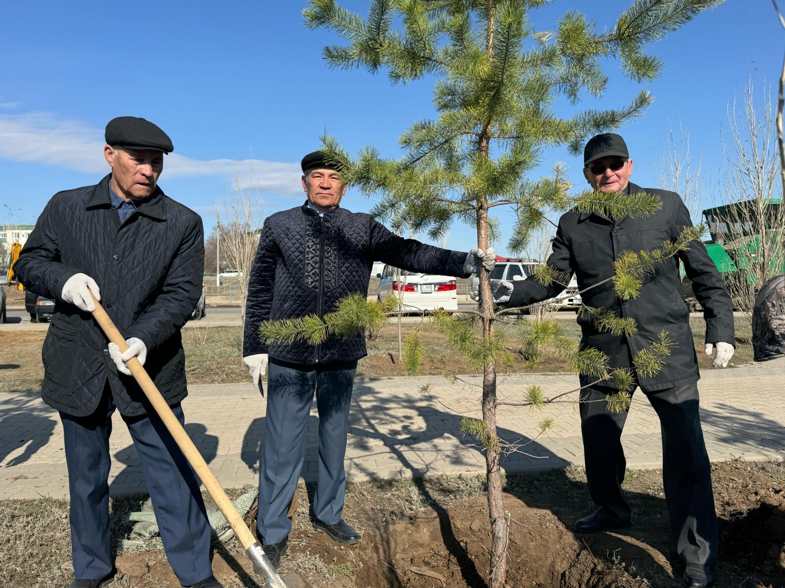 Ardagerler shyrsha otyrǵyzdy, jastar kóshe tazalady
