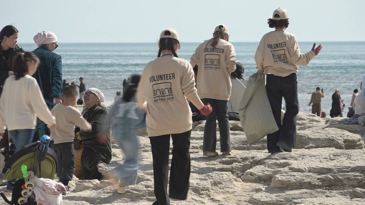 Volonterler jaǵalaýdy tazalap, halyqaralyq sharaǵa qoldaý kórsetti