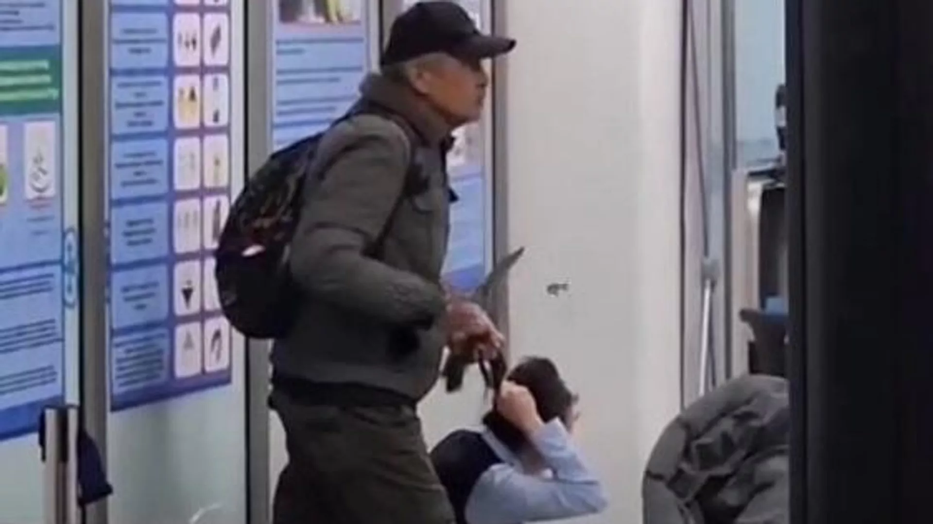 Áýejaı qyzmetkerin kepilge alǵan adam sotta óz áreketin túsindirdi