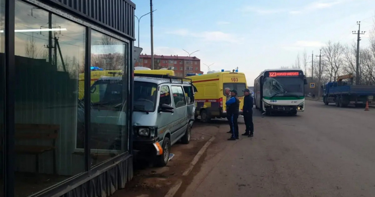 Balalar mingen avtobýs jol apatyna ushyrady