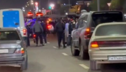 Almatyda motosıkl júrgizýshisi eki adamdy qaǵyp ketken