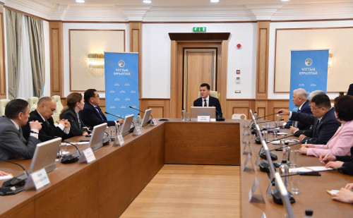 Erlan Qarın Ulttyq quryltaı múshelerimen kezdesti