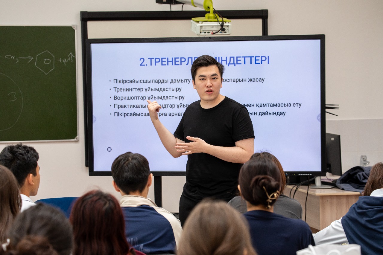 Zerendide jastardyń biregeı pikirsaıys akademııasy ótedi