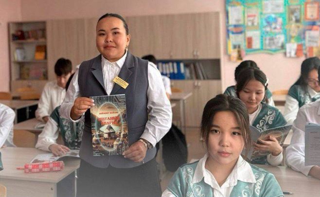 Jas ustaz ádebıetti komıkspen oqytyp júr