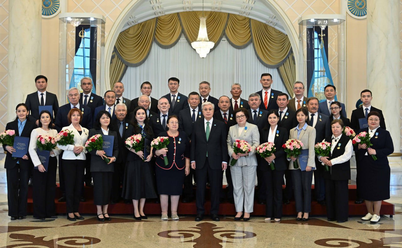 Prezıdent bir top ǵalymdy memlekettik nagradamen marapattady