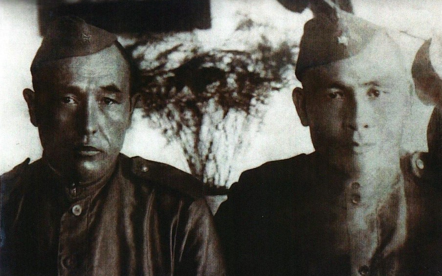 Qalam men qarýdy qatar ustaǵan batyr