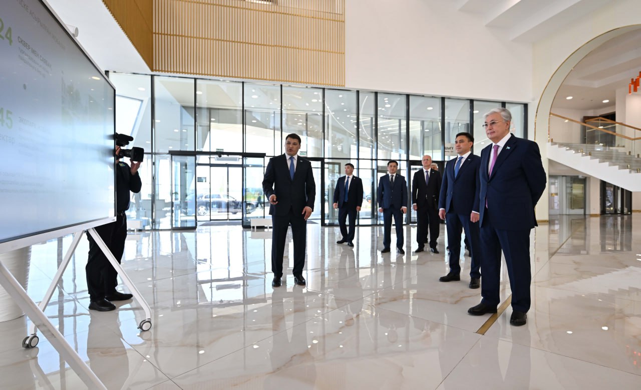 Memleket basshysy Tulip Hall kópfýnksıonaldy keshenine bardy