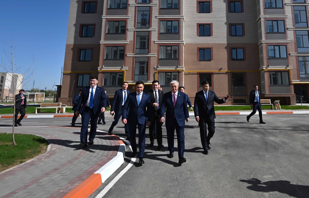 Prezıdent «Aqjaıyq» shaǵyn aýdanyndaǵy turǵyn úı keshenine bardy