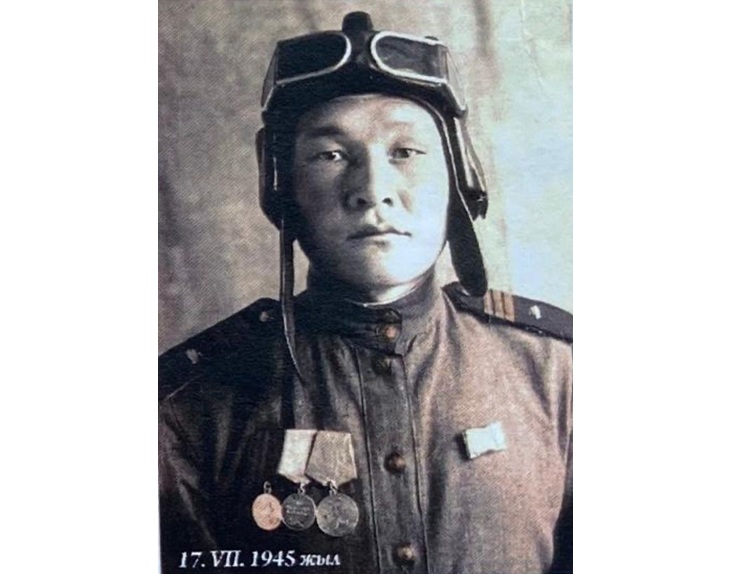 Qyzyl alańnan motosıklmen ótken serjant qazaq kim