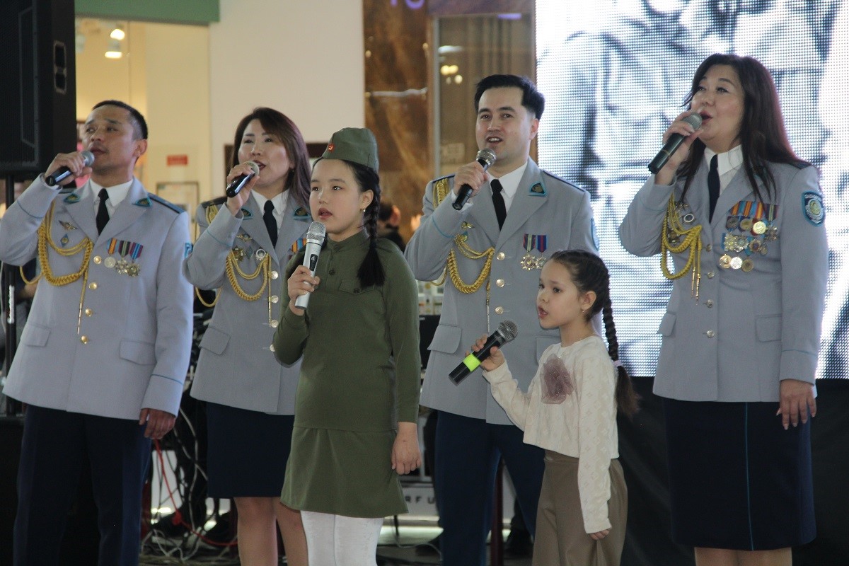 Polısııa Jeńistiń 80 jyldyǵyna arnap turǵyndarǵa konsert qoıyp berdi