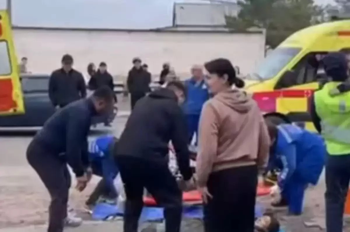 Atbasarda Mercedes júrgizýshisi tórt jaıaý júrginshini qaǵyp ketti