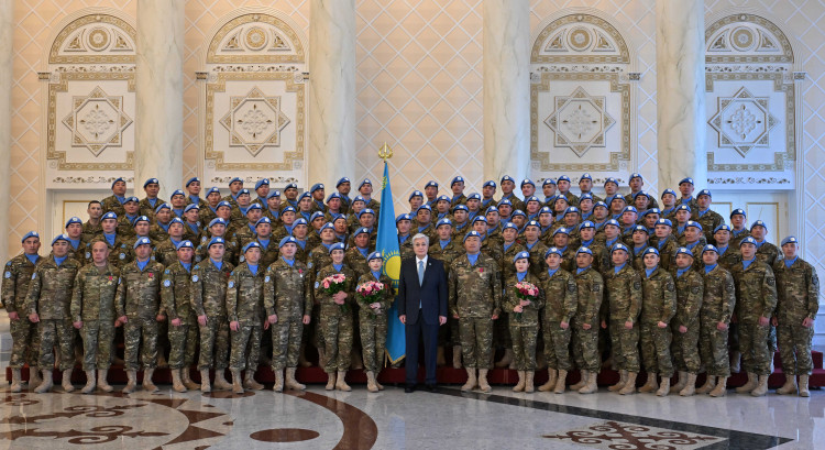 Prezıdent bitimgerlik kontıngentiniń áskerı qyzmetshilerimen kezdesti