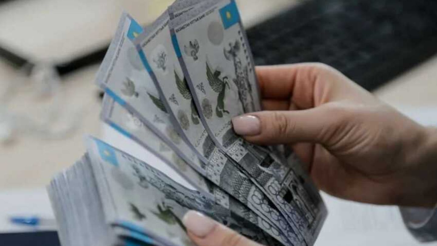 Saryaǵashta bilim bóliminiń qyzmetkerleri jarty mıllıard jymqyrǵan