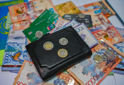 Qazaqstandyqtarǵa 1 trln teńgeden astam somaǵa zeınetaqy tólendi