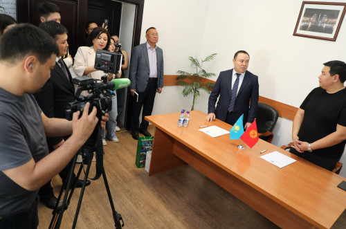 Qazaq-qyrǵyz BAQ júıesi memorandýmǵa qol qoıdy