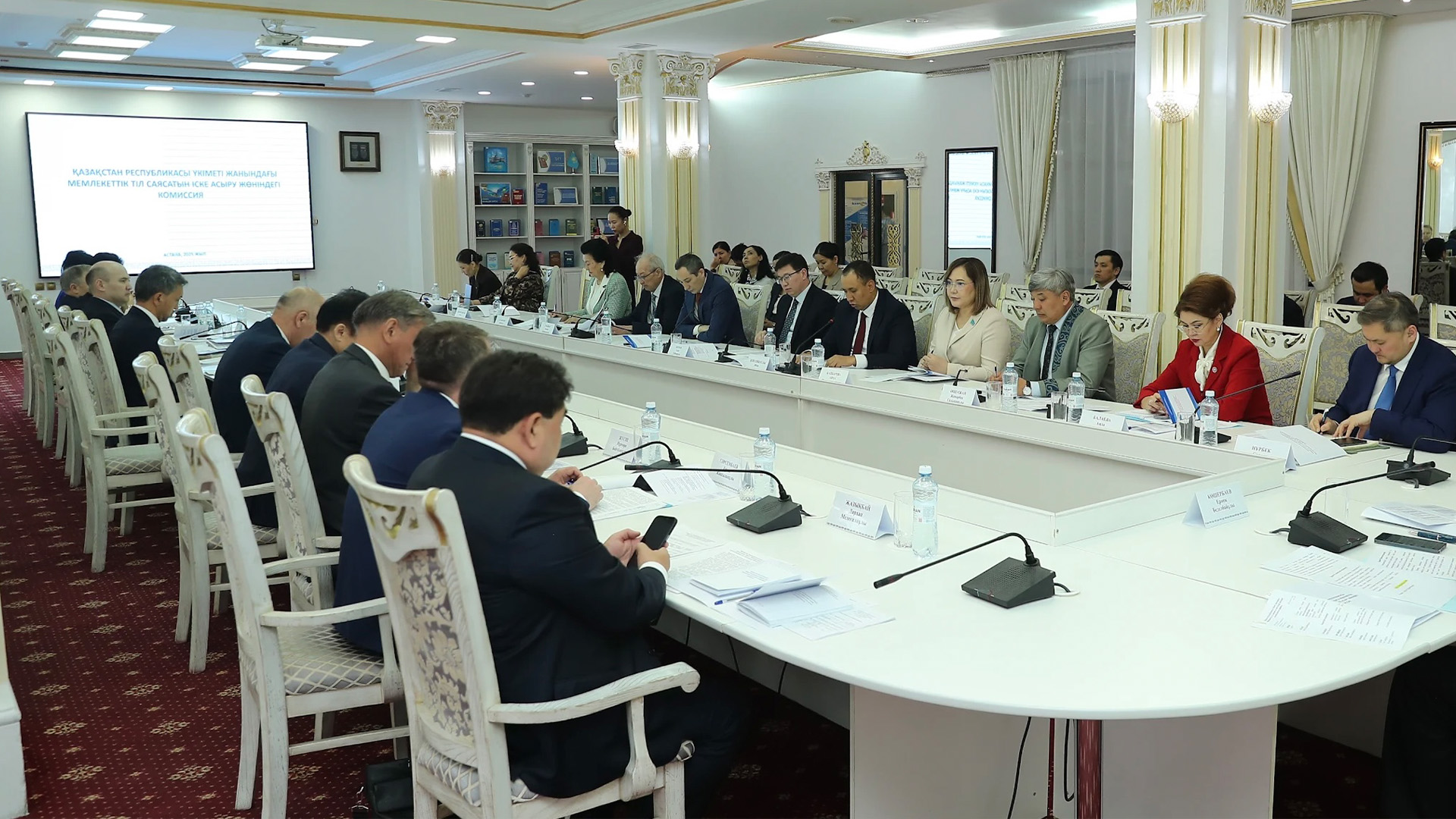 Memlekettik til saıasatyn iske asyrý jónindegi komıssııanyń otyrysy ótti