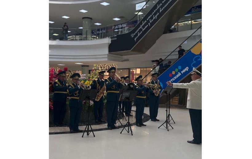 Ulan orkestri Jeńistiń mereıtoıyna oraı konsert ótkizdi