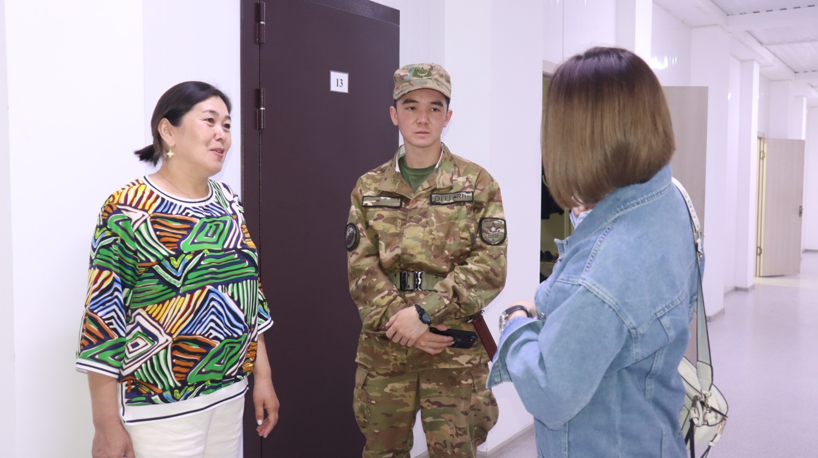 Ata-analar sarbaz uldarynyń jaǵdaıymen tanysty