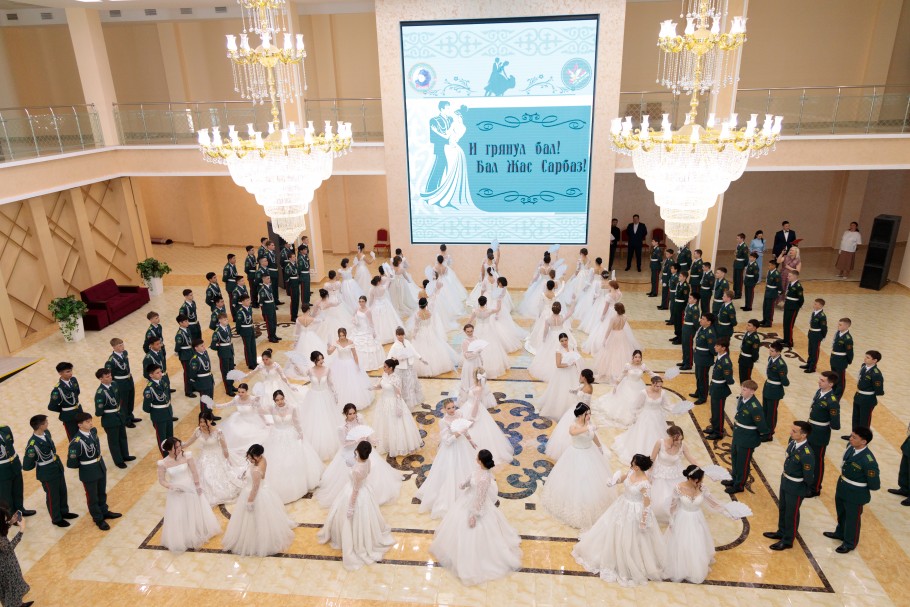 Qostanaıda «Jas sarbazdar baly» ótti