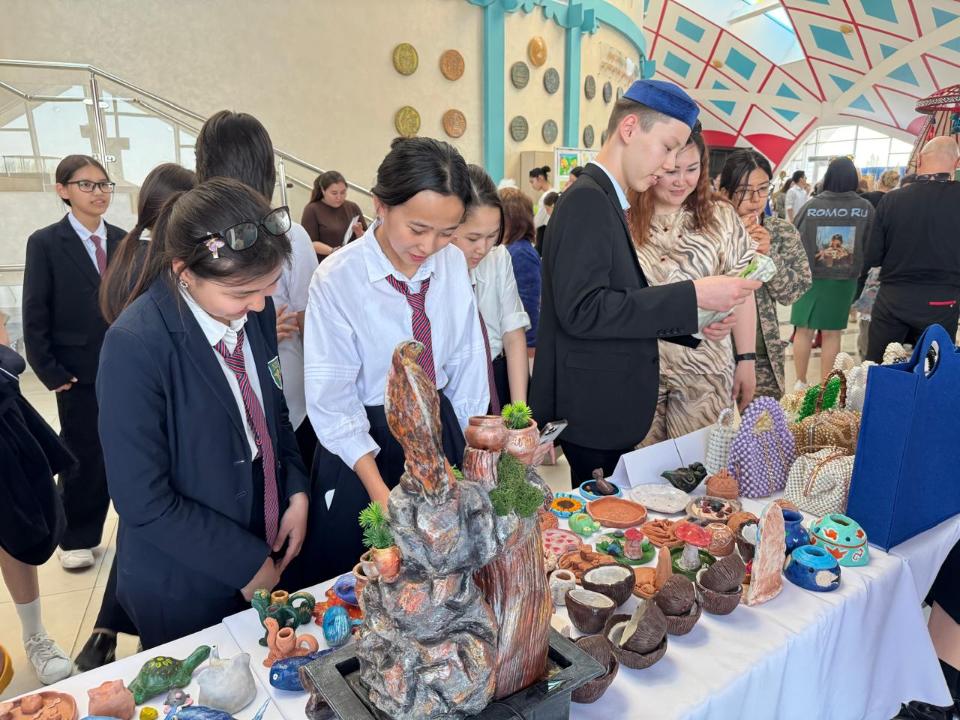 Tarazda sýretshiler men qolóner sheberleriniń kórmesi ótti