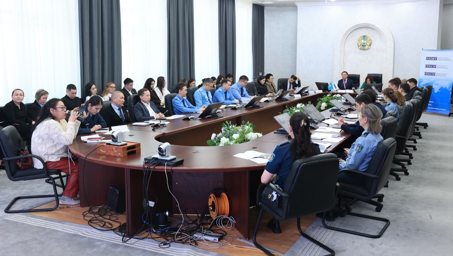 Adam quqyn qorǵaýǵa úıretedi