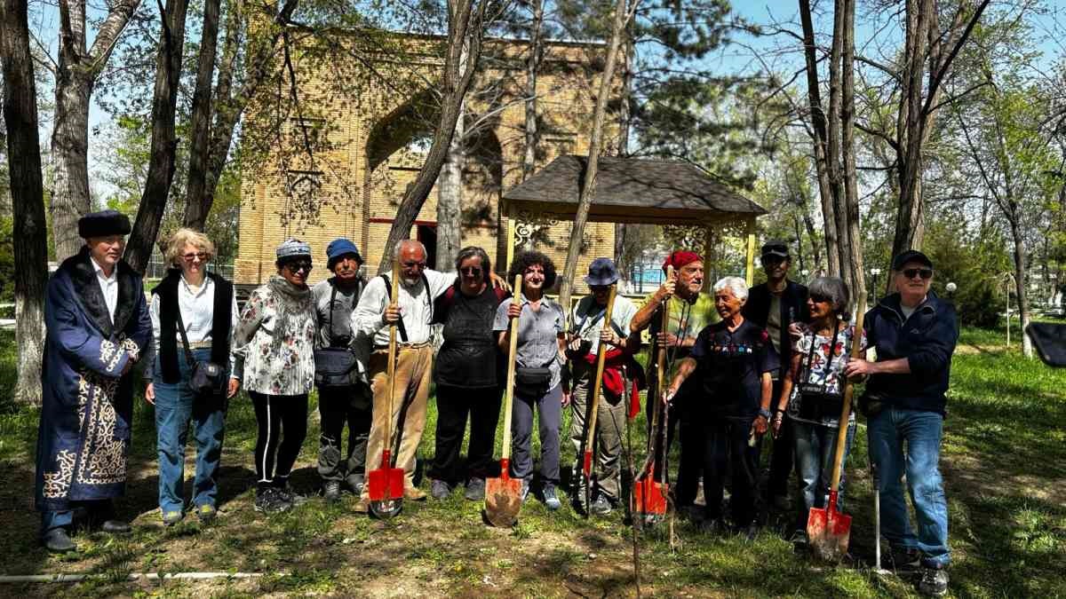 Aksııaǵa týrıster de úles qosty