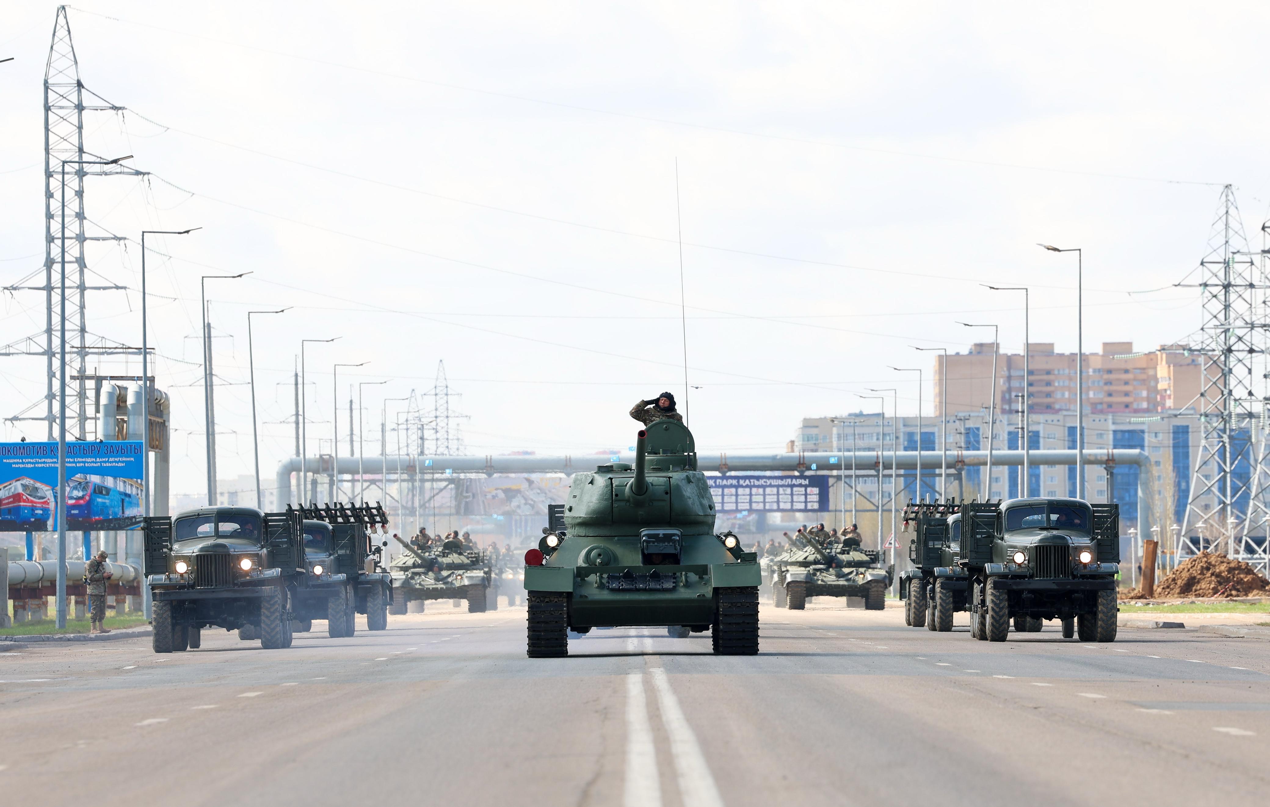 Qorǵanys mınıstri paradqa daıyndyqty tekserdi