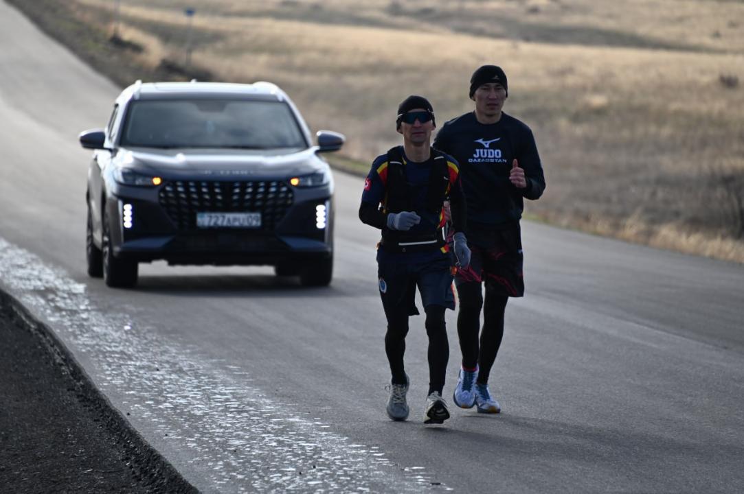Áskerı qyzmetshi maıdangerlerge arnap sımvoldyq qashyqtyqqa júgirdi