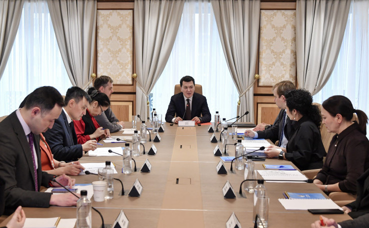 Erlan Qarın carapshylarmen jıyn ótkizdi