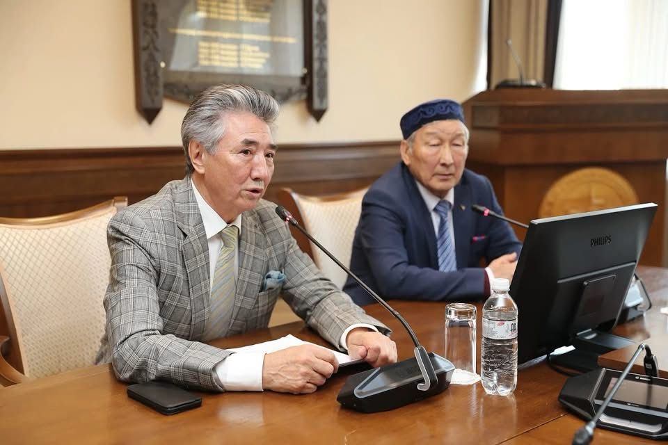 Beısekeńnen bata alǵan ádebıettanýshy