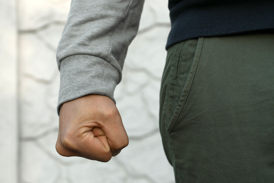 Jańaózende bir top jasóspirim oqýshy men ákesin urǵan