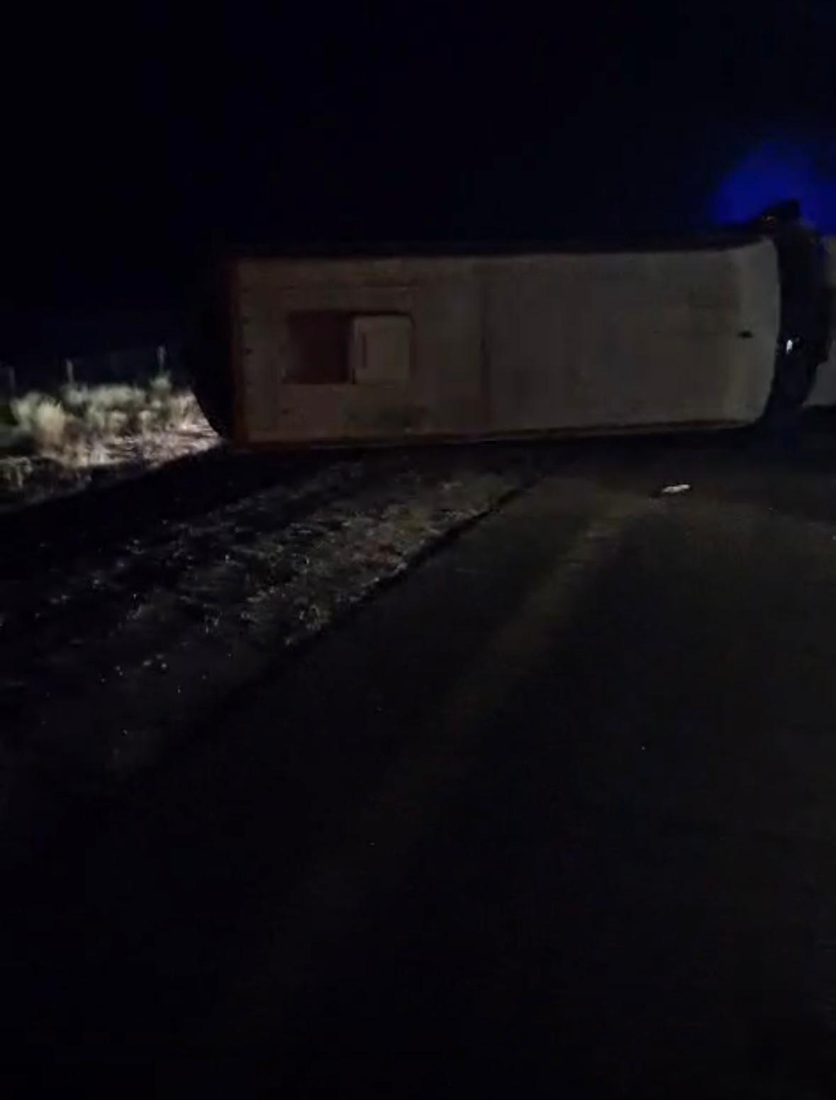 Pavlodar-Astana jolynda balalar mingen avtobýs aýdarylyp, jattyqtyrýshy kóz jumdy