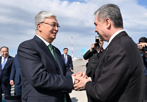 Túrikmenstan Halk Maslahatynyń Tóraǵasy Qazaqstanǵa keldi