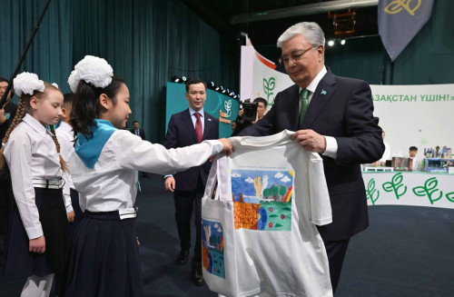 Atyraýlyq oqýshy Prezıdentke jeıde men shoper syılady